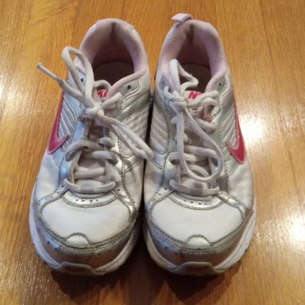 Y2K Pink/White Nike Athletic girls running Shoes, Size 4YW